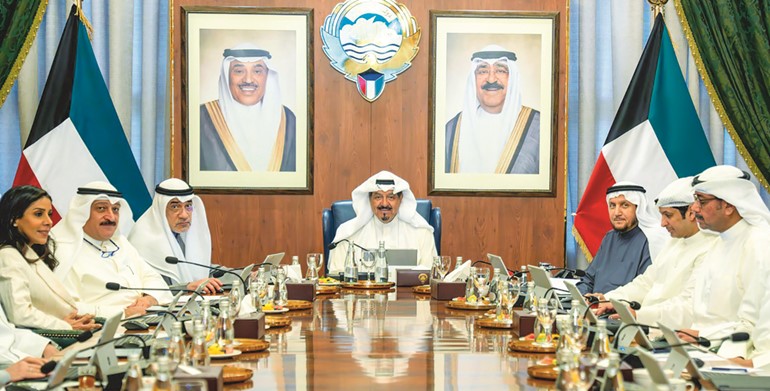 سمو الشيخ أحمد العبدالله رئيس مجلس الوزراء مترئسا الاجتماع أمس