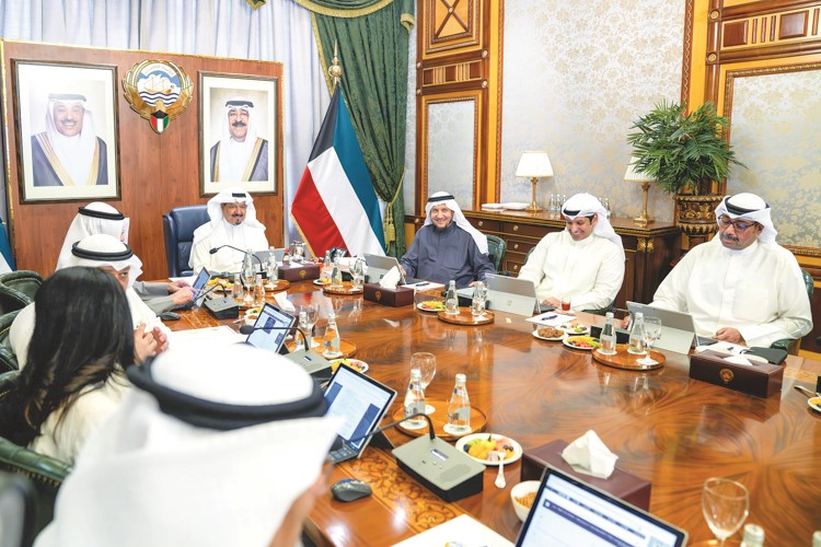 سمو الشيخ أحمد العبدالله رئيس مجلس الوزراء مترئسا الاجتماع بحضور شريدة المعوشرجي وعبدالرحمن المطيري والشيخ عبدالله العلي
