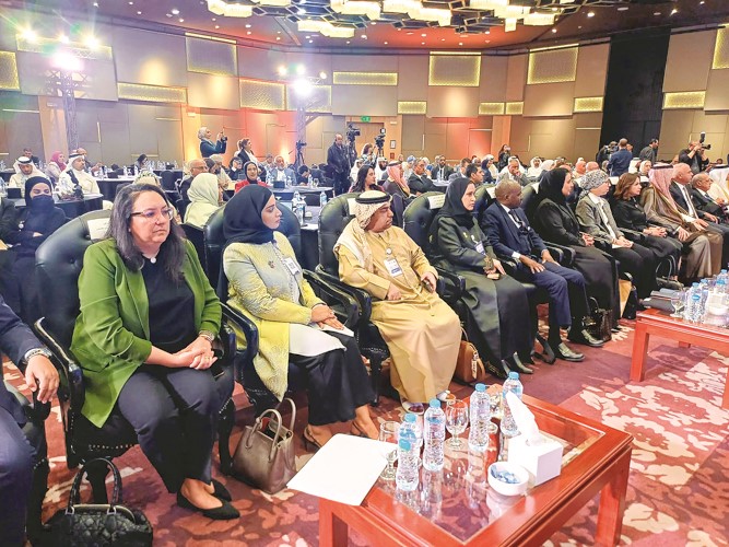 د.مها الجارالله وعدد من الحضور لدى انطلاق أعمال المؤتمر العربي رفيع المستوى حول عمل الأطفال بمشاركة الكويت