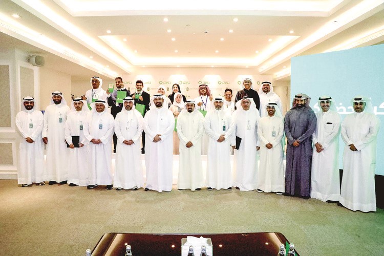 ممثلو الجمعية الكويتية لرعاية المعوقين وبيت التمويل الكويتي خلال الاحتفال بتخريج الدفعة الخامسة من برنامج تدريب وتمكين ذوي الإعاقة					 (محمد هاشم)