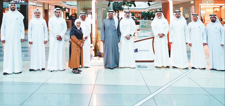 راشد العجمي مع فريق عمل جهاز حماية المنافسة المشارك في الحملة