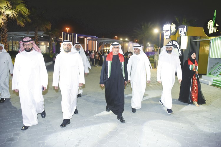سفير الإمارات د.مطر النيادي ومدير إدارة التسويق بالتكليف المتحدث باسم المشروعات السياحية عبدالله الرفيع وعدد من المشاركين في الاحتفال			(أحمد علي)