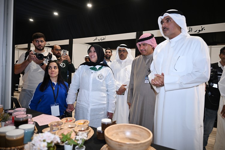 محافظ الأحمدي الشيخ حمود الجابر والشيخة سهيلة الصباح خلال جولة في المعرض