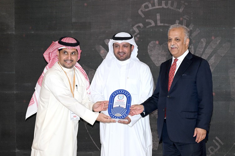 د.محمد الهيفي وجمال العدواني يكرمان د.أحمد العازمي شخصية الملتقى