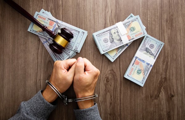 المال الحرام لا يجوز وقفه بنية التقرّب إلى الله.. بل يحلّ وقفه للتخلص منه