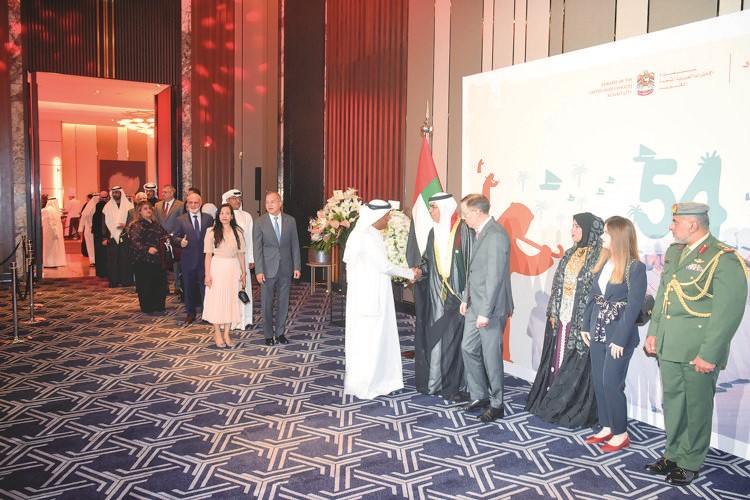 السفير الإماراتي د.مطر النيادي مستقبلا المهنئين بالعيد الوطني
