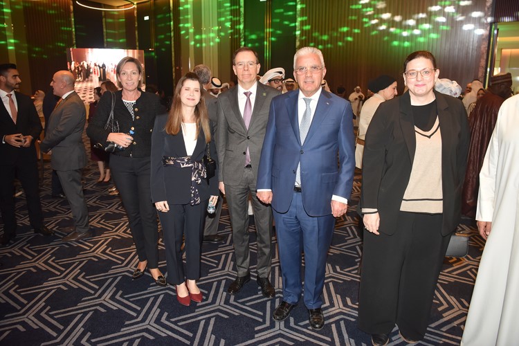 السفير الفلسطيني رامي طهبوب والسفيرة الكندية تارا شورواتر والسفير البرازيلي رودريغو دي اراجو جابيش