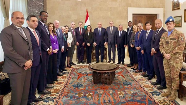 رئيس الجمهورية العماد جوزف عون مستقبلا وفد مندوبي الدول الأعضاء في مجلس الأمن الدولي في بعبدا (محمود الطويل)