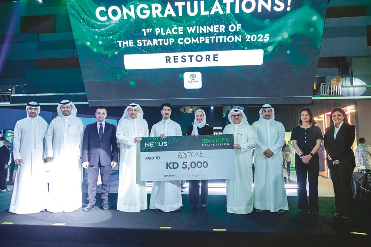 مدير عام - نظم المعلومات في بنك برقان براك جاسم المطر مع لجنة التحكيم خلال تتويج المشروع الفائز بتحدي Nexus Startup