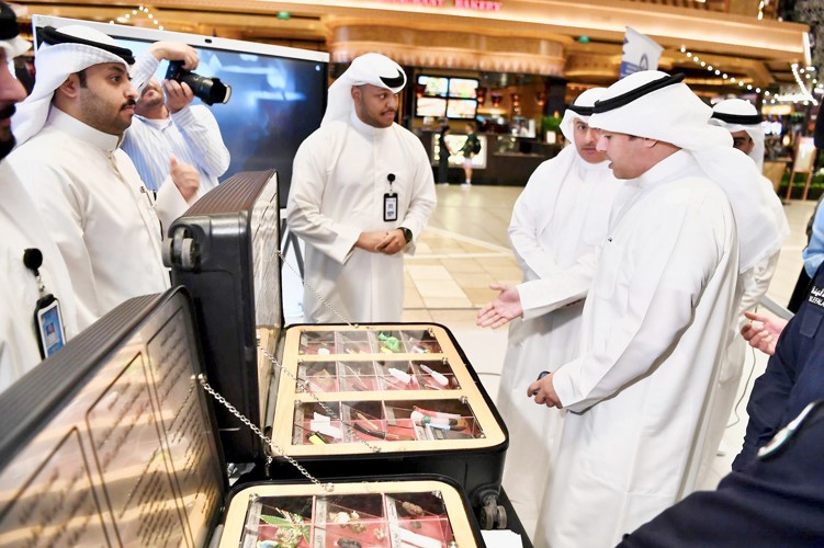  ويستمع إلى شرح عن المواد التوعوية المقدمة من قبل الجهات المشاركة
