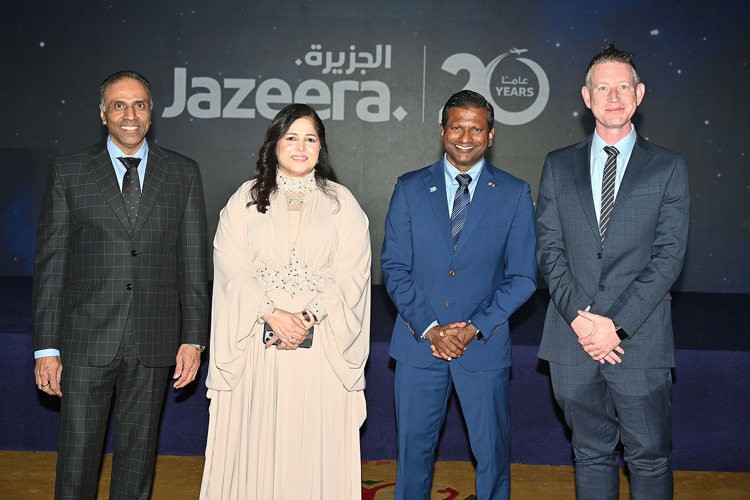 الرئيس التنفيذي لشركة طيران الجزيرة باراثان باسوباثي ورئيس القطاع التجاري بول كارول ورئيس القطاع البشري جيني سيثي في لقطة جماعية