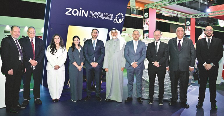 مالك حمود وإبراهيم الخزام يتوسطان مسؤولي زين وبوبيان تكافل