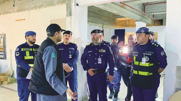 رئيس قوة الإطفاء العام اللواء طلال الرومي ومدير إدارة العلاقات العامة العميد محمد الغريب خلال حملة لقطاع الوقاية