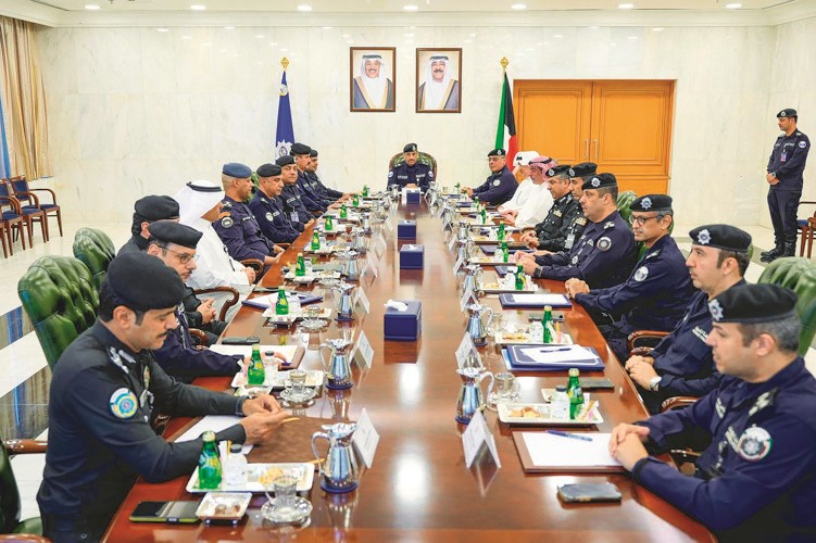 وكيل وزارة الداخلية بالتكليف اللواء علي مسفر العدواني مترئسا الاجتماع التنسيقي بحضور وكلاء الوزارة المساعدين ورؤساء القطاعات