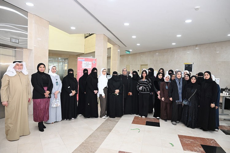 طالبات مقرر حلقة بحث خلال المعرض السنوي الرابع للملصق العلمي