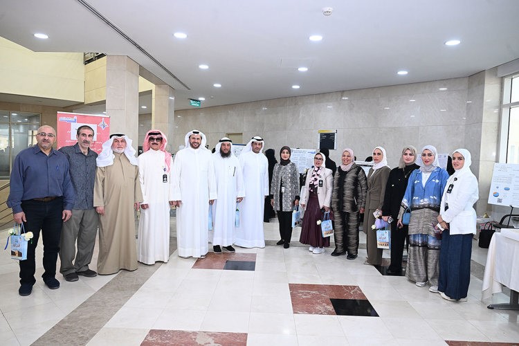 العميد المساعد للشؤون الأكاديمية في كلية التربية الأساسية د.حنان تقي ورئيس قسم تكنولوجيا التعليم د.عبدالله المديرس وأستاذ المقرر والمشرف على المعرض د.بدر الخضري خلال معرض كلية التربية الأساسية (ريليش كومار)