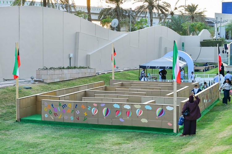 متاهة مصممة من 158 لوحا خشبيا و225 قطعة كرتون