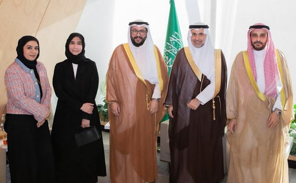   وزير الصحة السعودي فهد الجلاجل ورئيس جهاز المسؤولية الطبية د.سلمان الصباح ونائب رئيس الجهاز د.ليلى العنزي ومدير مكتب التفتيش والتدقيق د.مشعل الزعبي ومدير أمانة اللجان د.أسيل الصابري 