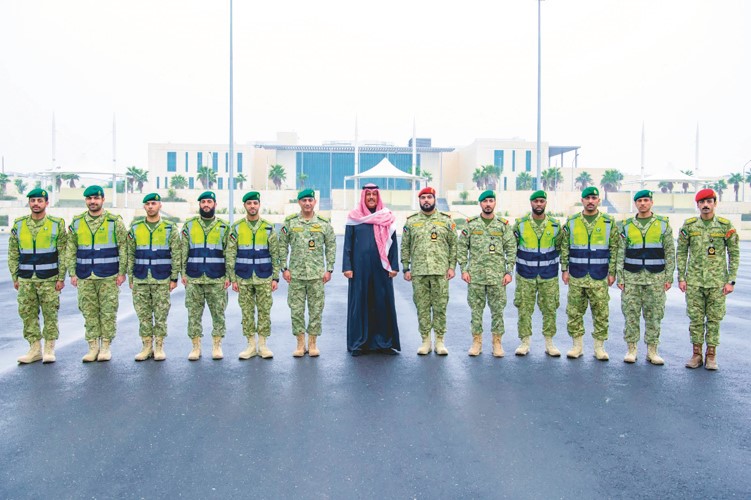 نائب رئيس الحرس الوطني الشيخ فيصل النواف مع القادة والضباط خلال زيارته معسكر الشيخ سالم العلي