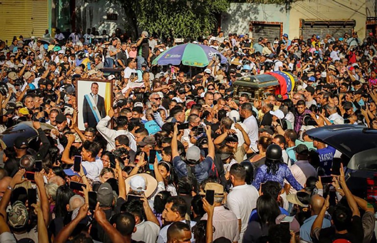 ڤنزويليون يشيعون المعارض الفريدو دياز الذي توفي في السجن	(أ.ف.پ)