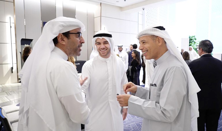 فيصل الحمد في حديث جانبي مع عدد من الحضور