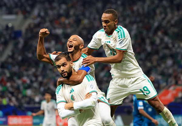 الجزائر تهزم العراق وتبلغ ربع نهائي كأس العرب