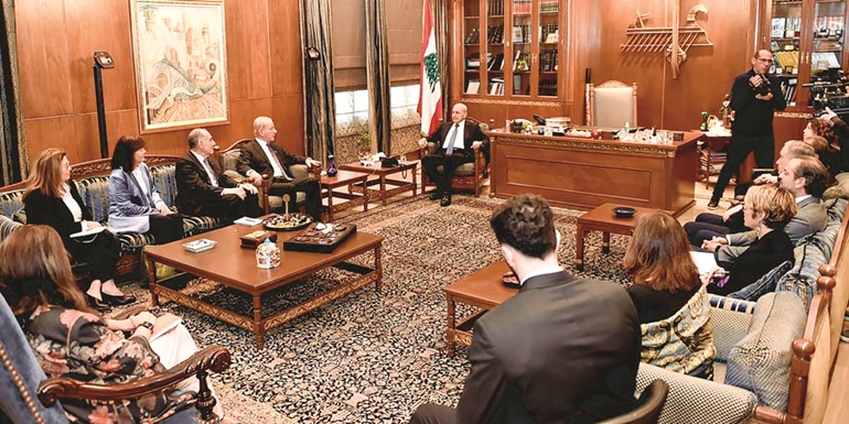 رئيس مجلس النواب نبيه بري مستقبلا وفد مجموعة العمل الأميركية بحضور السفير الأميركي ميشال عيسى (محمود الطويل)