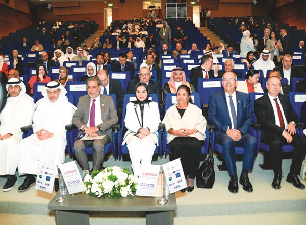 وزيرة الشؤون الاجتماعية وشؤون الأسرة والطفولة د.أمثال الحويلة والسفيرة نبيلة الملا والبروفيسور خالد البقاعين ومدير معهد الكويت للأبحاث العلمية د.فيصل الحميدان في مقدمة الحضور