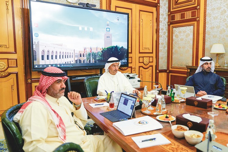 أمين عام مجلس الوزراء صالح الملا متوسطا الشيخ تركي جابر الدعيج والشيخ صباح أحمد صباح السالم
