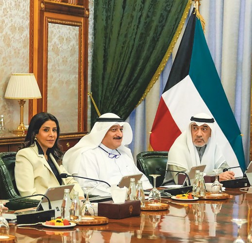 رئيس مجلس الوزراء بالإنابة ووزير الداخلية الشيخ فهد اليوسف مترئسا اجتماع مجلس الوزراء بحضور د.أحمد العوضي ود.نورة المشعان
