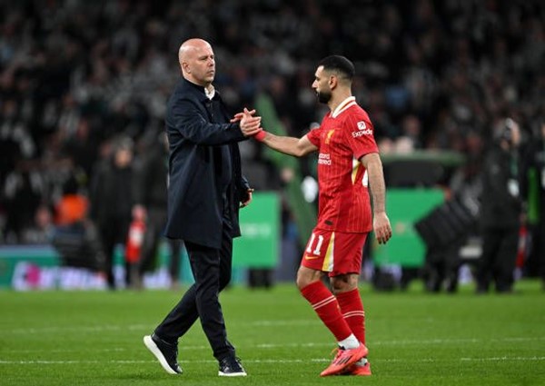 كواليس جلسة ليفربول.. محمد صلاح يعقد الأمور بعدم الاعتذار في اجتماعه مع سلوت .. ورئيس الدوري السعودي يرد: "مرحباً بك في أي وقت"