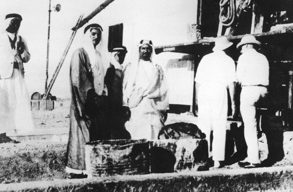الشيخ أحمد الجابر الصباح عند موقع أول بئر نفطية في الكويت (حقل برقان) عام 1936