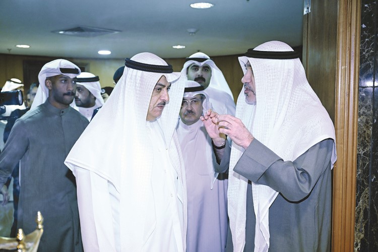رئيس مجلس الوزراء بالإنابة ووزير الداخلية الشيخ فهد اليوسف في حديت مع النائب العام المستشار سعد الصفران
