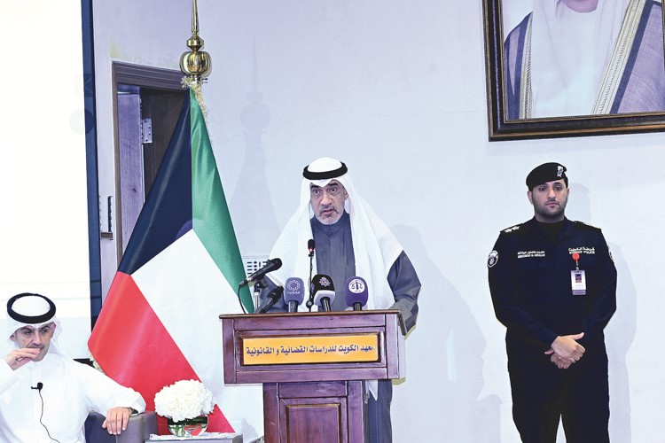 رئيس مجلس الوزراء بالإنابة ووزير الداخلية الشيخ فهد اليوسف متحدثا خلال الندوة
