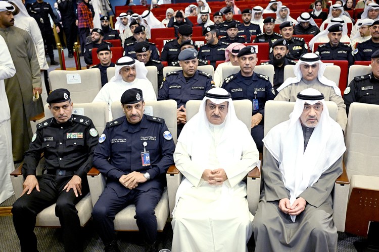 رئيس مجلس الوزراء بالإنابة ووزير الداخلية الشيخ فهد اليوسف والنائب العام المستشار سعد الصفران ووكيل الداخلية بالتكليف اللواء علي العدواني واللواء حامد الدواس واللواء د. فيصل المكراد في مقدمة الحضور			 (متين غوزال)