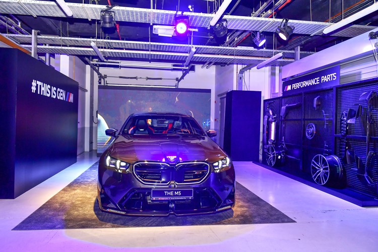  علي الغانم وأولاده للسيارات تنظم تجربة قيادة BMW M على حلبة KMT 