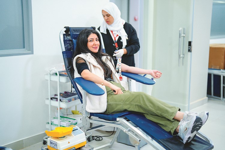 إحدى المتبرعات بالدم