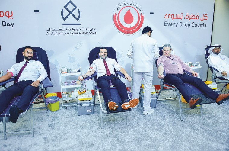 بعض العاملين يشاركون في حملة التبرع بالدم