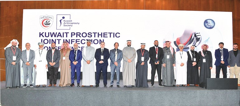 الوكيل المساعد لشؤون الصحة العامة بالتكليف د.المنذر الحساوي مع المشاركين في المؤتمر