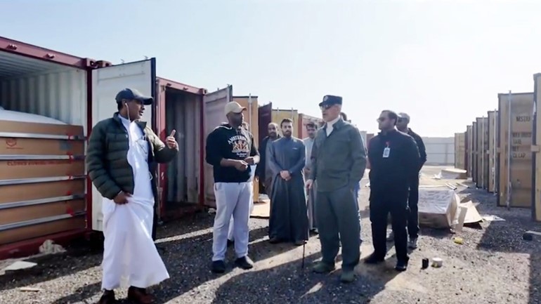 رئيس الوزراء بالإنابة ووزير الداخلية الشيخ فهد اليوسف خلال إشرافه على ضبط المزرعة المستخدمة في تخزين وتهريب الديزل في العبدلي