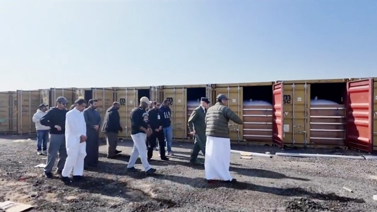 رئيس الوزراء بالإنابة ووزير الداخلية الشيخ فهد اليوسف يستمع من الوكيل المساعد لشؤون الأمن العام اللواء حامد الدواس حول المضبوطات
