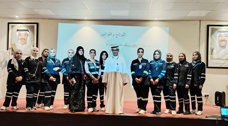 د. عادل الزامل مع موظفي مركز تدريب قطاع شبكات التوزيع
