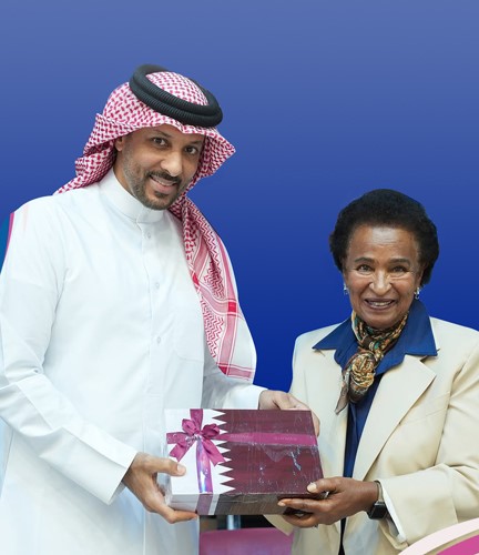 الشيخة نعيمة الأحمد تتلقى درعا تذكارية من علي الكواري