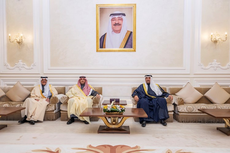 وزير الدفاع ووزير الداخلية بالإنابة الشيخ عبدالله العلي مستقبلا صاحب السمو الملكي الأمير تركي بن محمد بن فهد بن عبدالعزيز 
وزير الدولة عضو مجلس الوزراء بالمملكة العربية السعودية بحضور سفير خادم الرحمين الشريفين سمو الأمير سلطان بن سعد