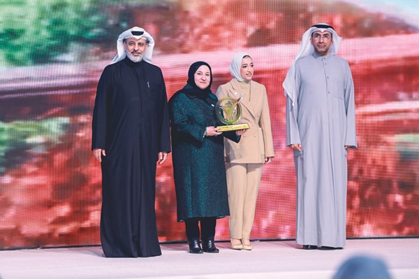   وكيل وزارة الإعلام د.ناصر محيسن وأمين عام الملتقى الإعلامي العربي ماضي الخميس يكرمان الحملة الوطنية لتوفير الطاقة والمياه وفر