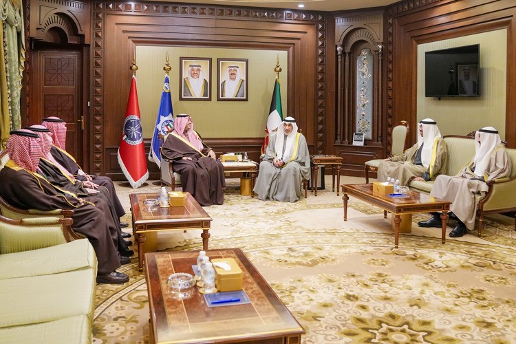 رئيس مجلس الوزراء بالإنابة ووزير الداخلية الشيخ فهد اليوسف مستقبلا صاحب السمو الملكي الأمير تركي بن محمد بن فهد وزير الدولة عضو مجلس الوزراء في المملكة العربية السعودية والوفد المرافق له بحضور وزير الدفاع رئيس بعثة الشرف المرافقة الشيخ عبدالله العلي ورئيس ديوان سمو 
رئيس مجلس الوزراء عبدالعزيز الدخيل وسفير خادم الحرمين الشريفين لدى الكويت سمو الأمير سلطان بن سعد