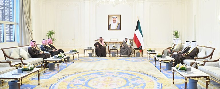 سمو ولي العهد الشيخ صباح الخالد مستقبلا صاحب السمو الملكي الأمير تركي بن محمد بن فهد وزير الدولة عضو مجلس الوزراء بالمملكة العربية السعودية بحضور رئيس ديوان سمو ولي العهد الشيخ ثامر الجابر ووزير الدفاع ووزير الداخلية بالإنابة الشيخ عبدالله العلي