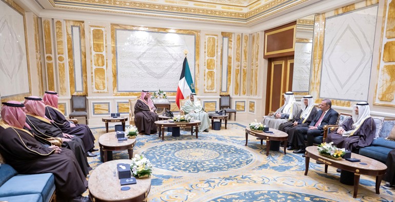 صاحب السمو الأمير الشيخ مشعل الأحمد مستقبلا صاحب السمو الملكي الأمير تركي بن محمد بن فهد بن عبدالعزيز وزير الدولة عضو مجلس الوزراء بالمملكة العربية السعودية بحضور وزير الدفاع ووزير الداخلية بالإنابة الشيخ عبدالله العلي رئيس بعثة الشرف المرافقة ومدير مكتب صاحب السمو الأمير الفريق متقاعد جمال الذياب ووكيل الشؤون الخارجية بالديوان الأميري مازن العيسى ووكيل الديوان الأميري الشيخ عبدالعزيز مشعل المبارك