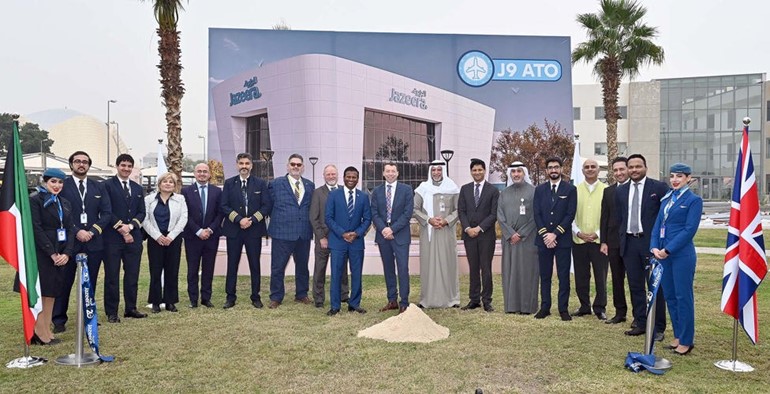 رئيس مجلس إدارة طيران الجزيرة مروان بودي والمبعوث التجاري للمملكة المتحدة بالكويت والأردن وفلسطين اللورد إيان ماكنيكول والسفير البريطاني قدسي رشيد والرئيس التنفيذي لطيران الجزيرة باراثان باسوپاثي في لقطة جماعية