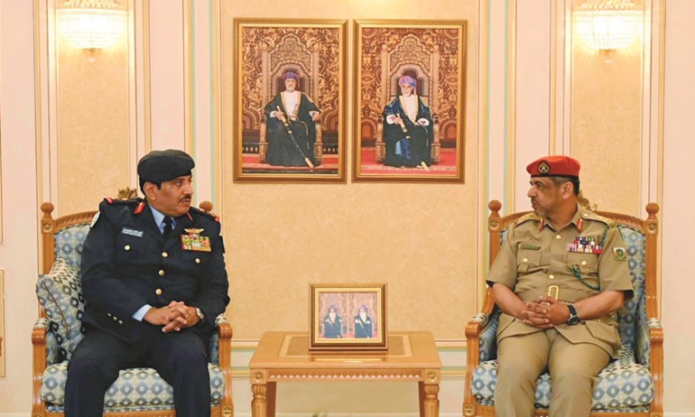 آمر الكلية اللواء الركن طيار فهد الخرينج خلال لقائه رئيس كلية القيادة والأركان المشتركة العمانية اللواء الركن حامد بن أحمد